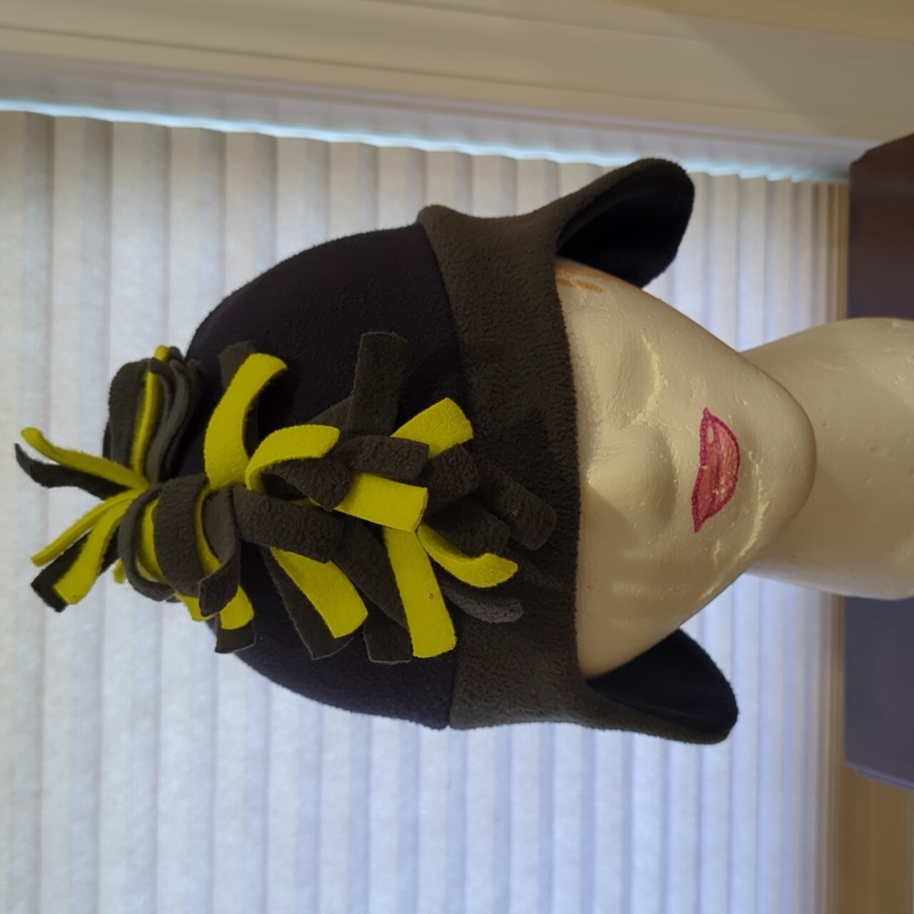 Children's Place age 4-7 mohawk winter hat with ear flaps